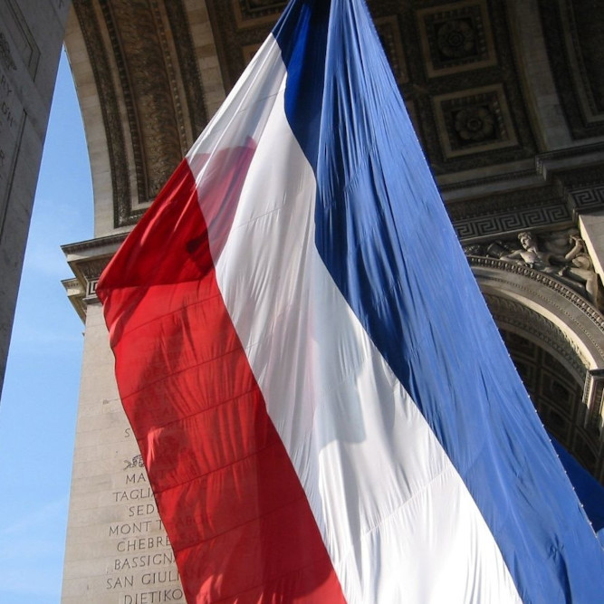 drapeau français sous l'arc de Triomphe